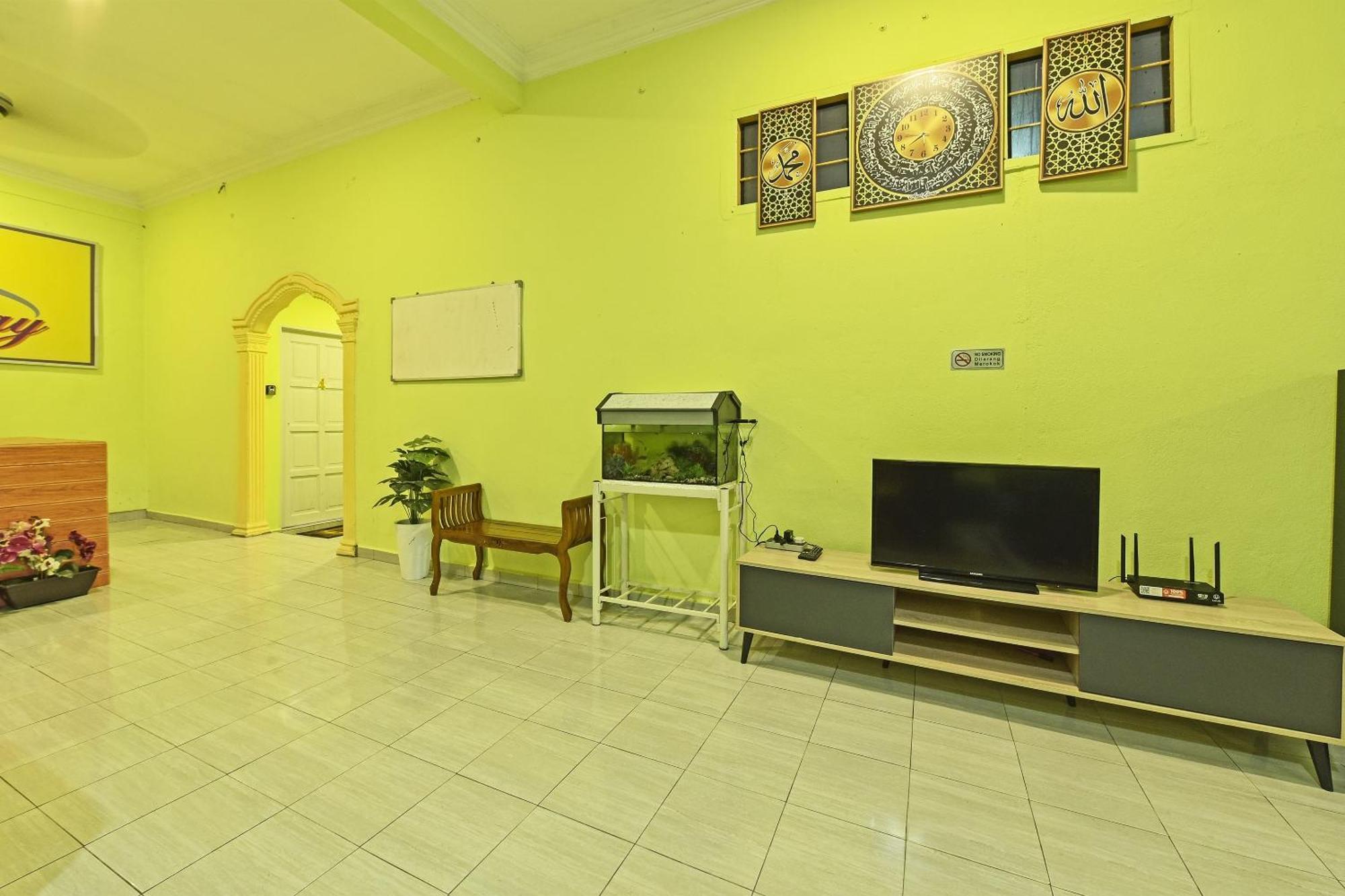 Oyo 90551 Zn Mix Homestay & Roomstay Kampung Raja Exterior photo