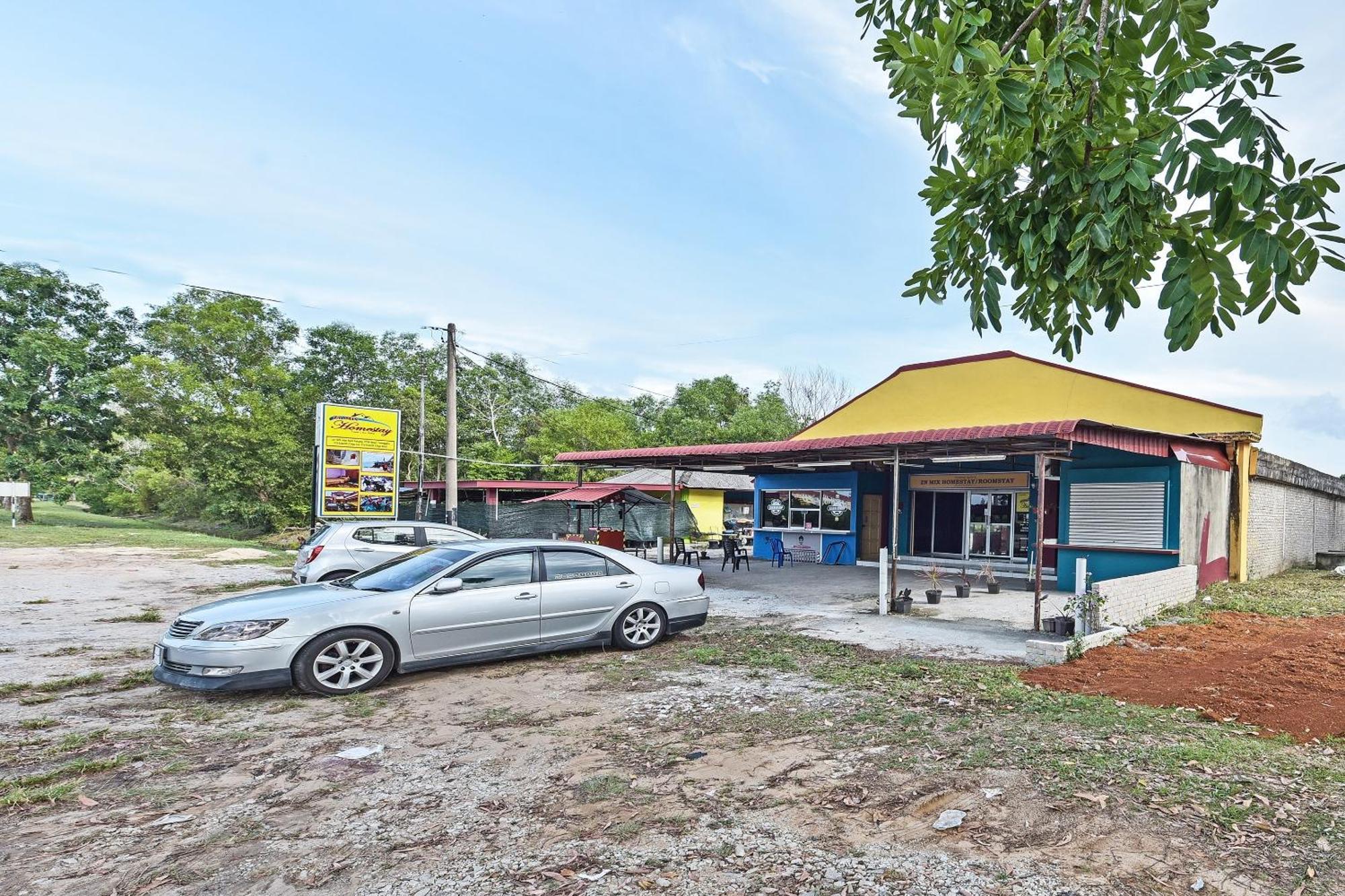Oyo 90551 Zn Mix Homestay & Roomstay Kampung Raja Exterior photo